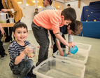 Foto: © Kerstin Rolfes/Stiftung Lesen - Die Kinder freuen sich über die Wasserexperimente. 