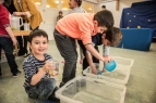 Foto: © Kerstin Rolfes/Stiftung Lesen - Die Kinder freuen sich über die Wasserexperimente. 