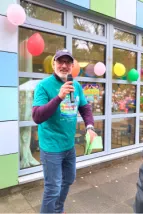 Zentrumsleitung, Armin Bauer, mit Mikrofon in der Hand