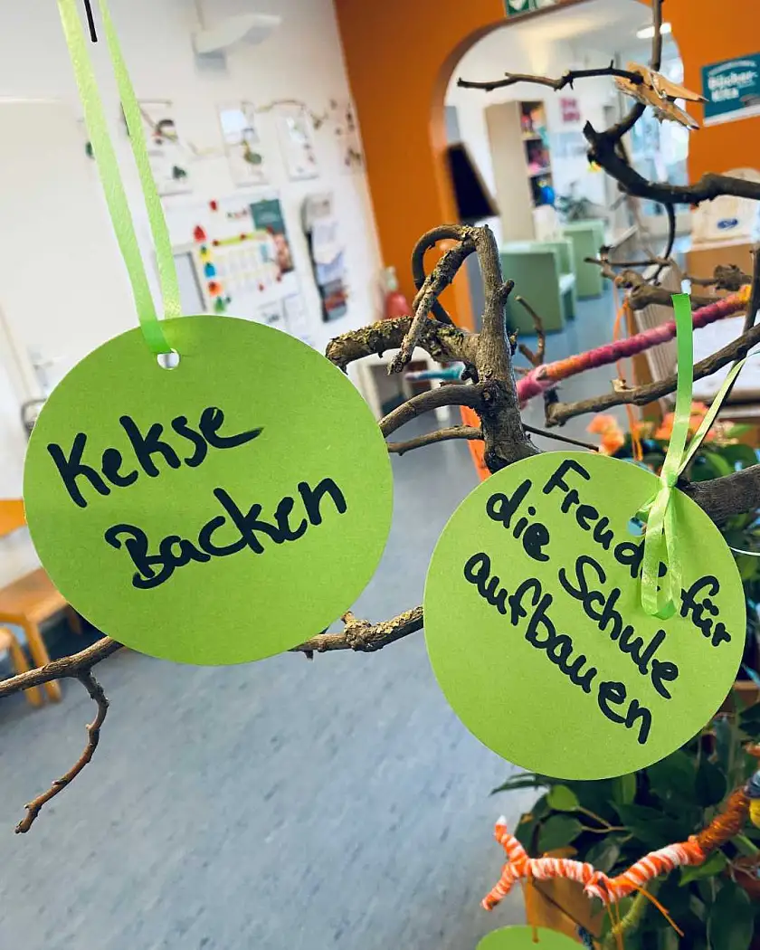 Wunschbaumkugeln: Kekse backen, Freunde für die Schule aufbauen