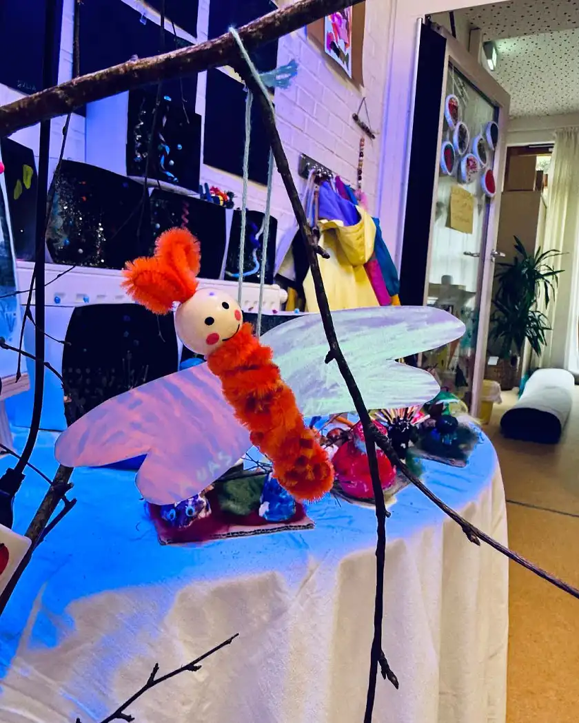 Kunstprojekt 2026: Gl&uuml;hw&uuml;rmchen im Schwarzlicht