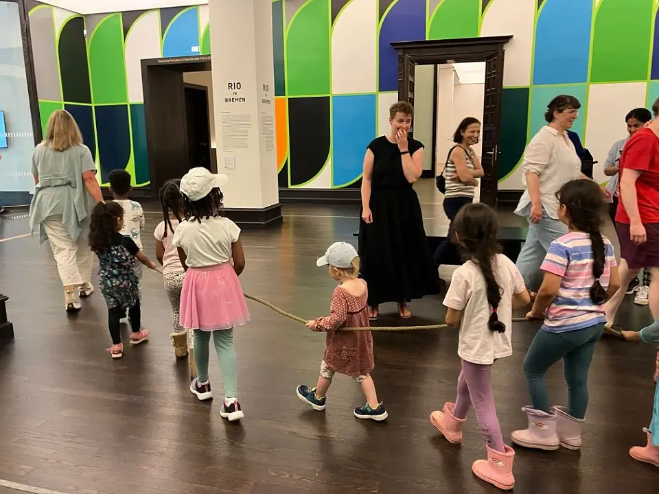 Kunsthalle: Kinder laufen durch die Kunsthalle