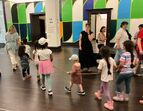Kunsthalle: Kinder laufen durch die Kunsthalle