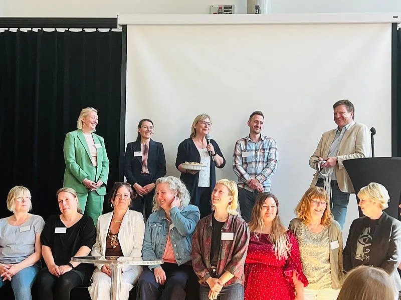 Gruppenfoto Veranstaltung Schl&uuml;ssel&uuml;bergabe Bundesprogramm Sprach-Kitas