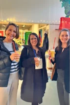 Drei Besucherinnen mit Cocktail in der Hand