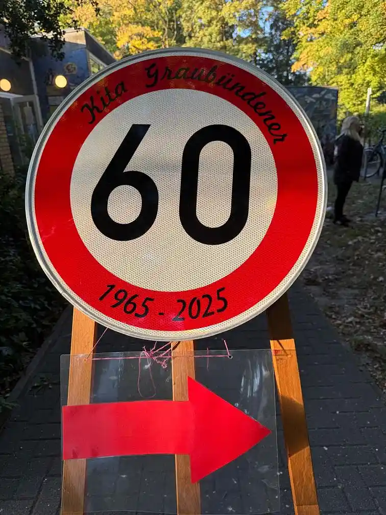 Jubil&auml;um Graub&uuml;ndener Stra&szlig;e: Schild 60 Jahre