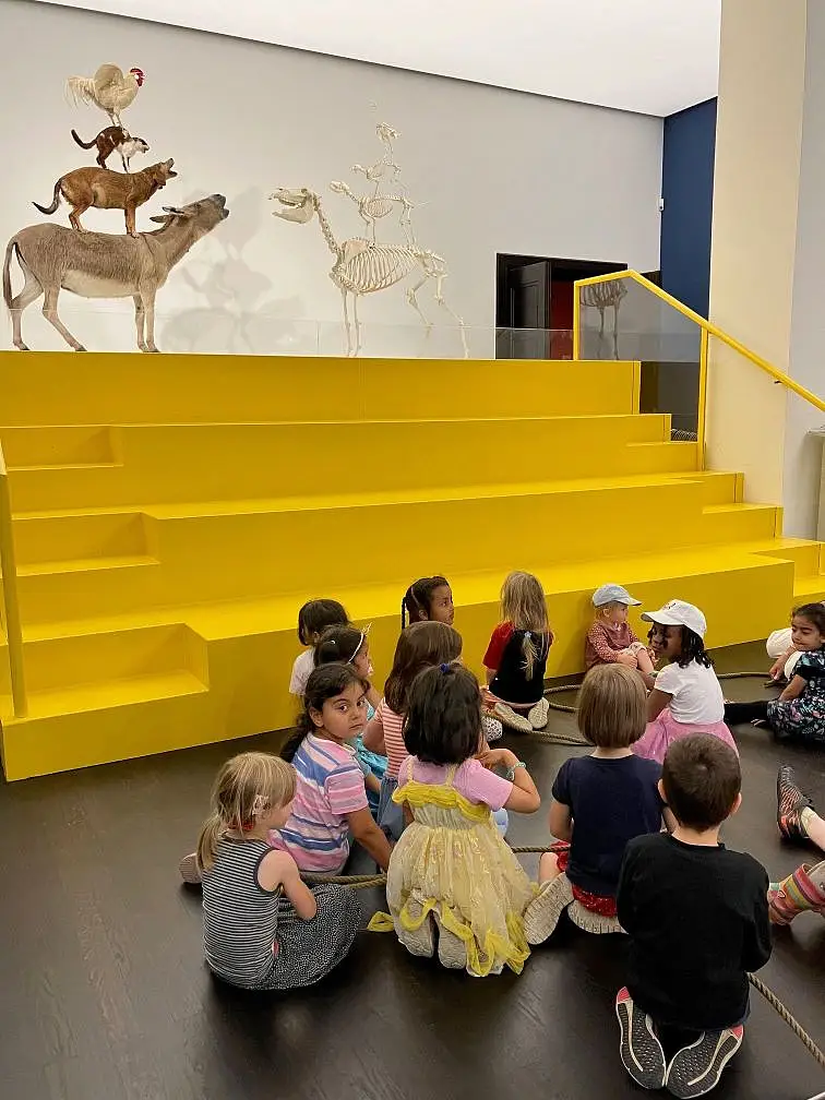 Kunsthalle: Kinder sitzen vor Tieren