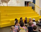 Kunsthalle: Kinder sitzen vor Tieren