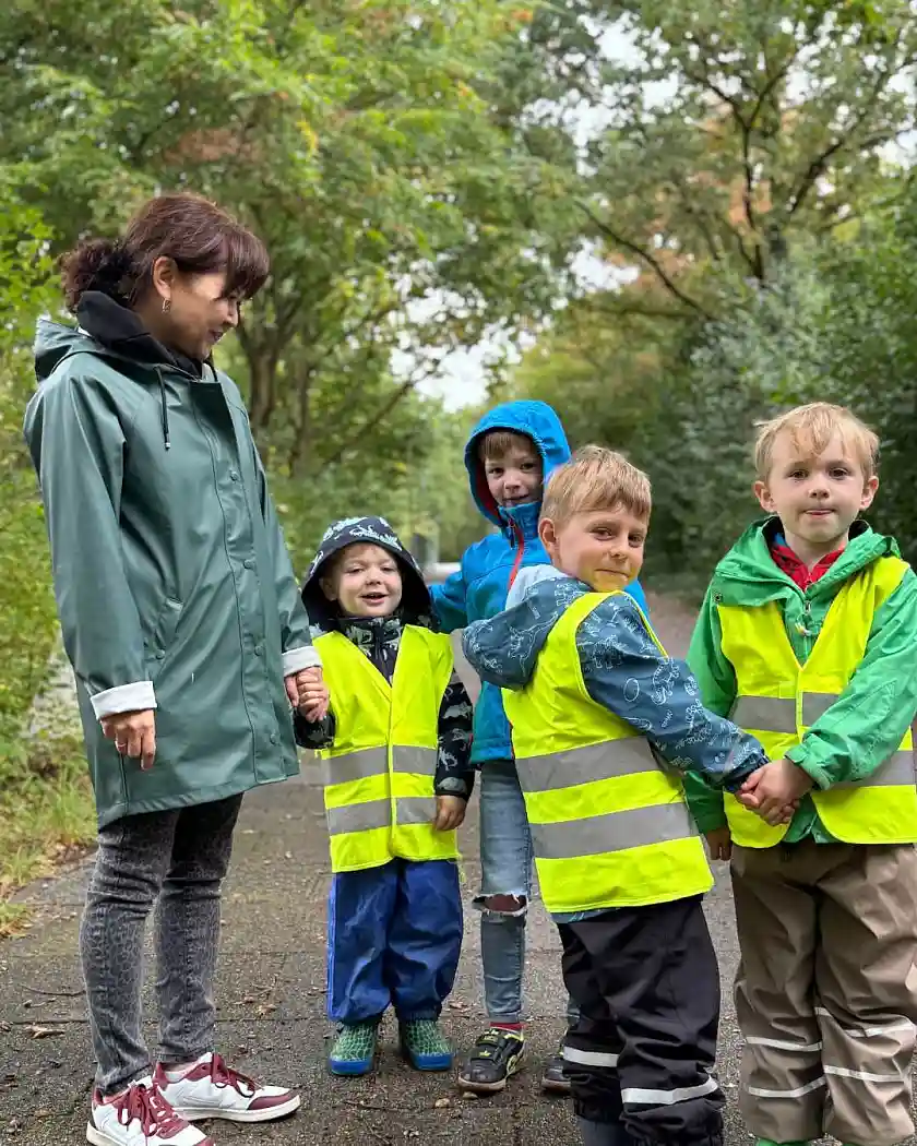 Baustellenbesuch: Kinder auf dem Weg zur Baustelle