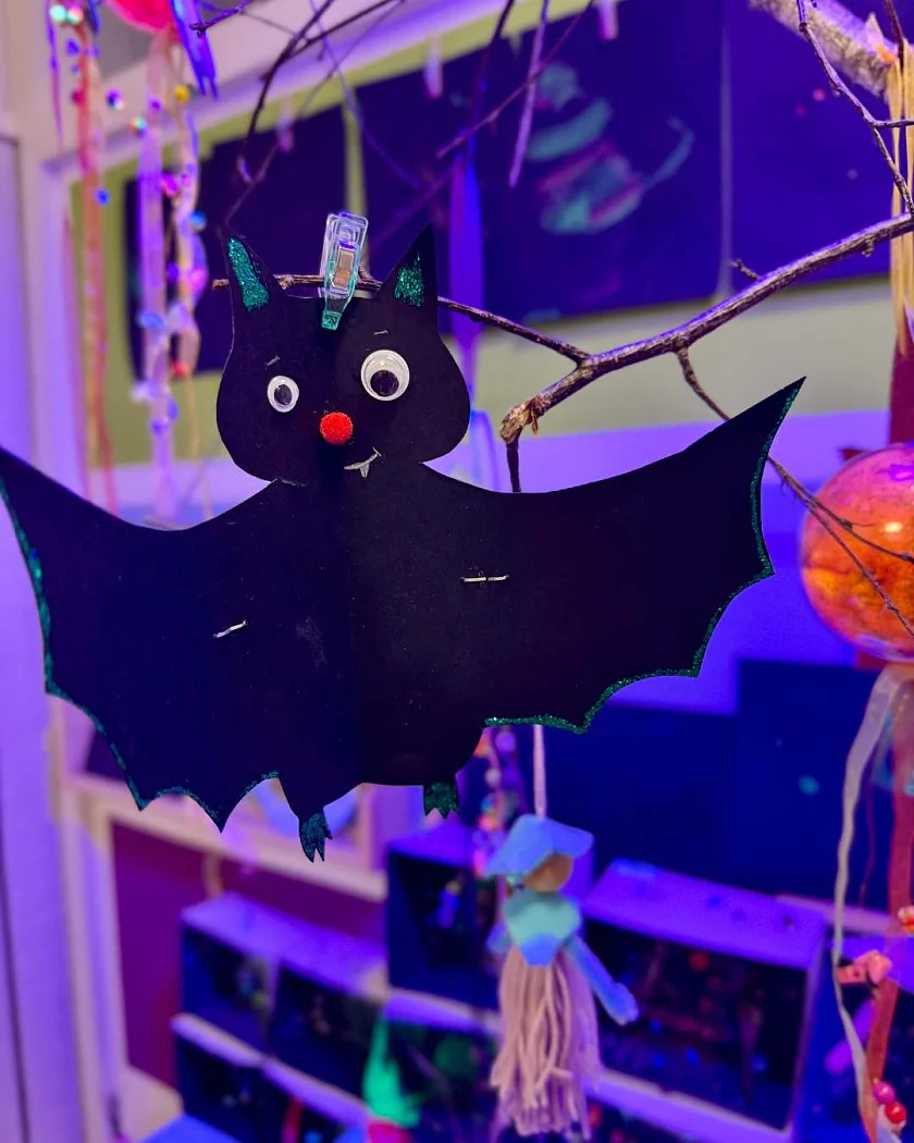 Kunstprojekt 2026: Fledermaus im "leuchtenden Farbenwald"