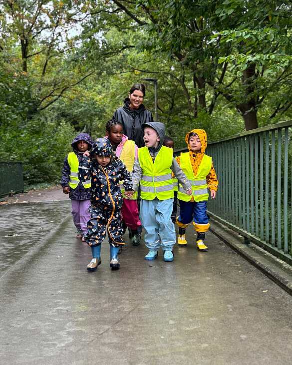 Baustellenbesuch: Kinder auf dem Weg