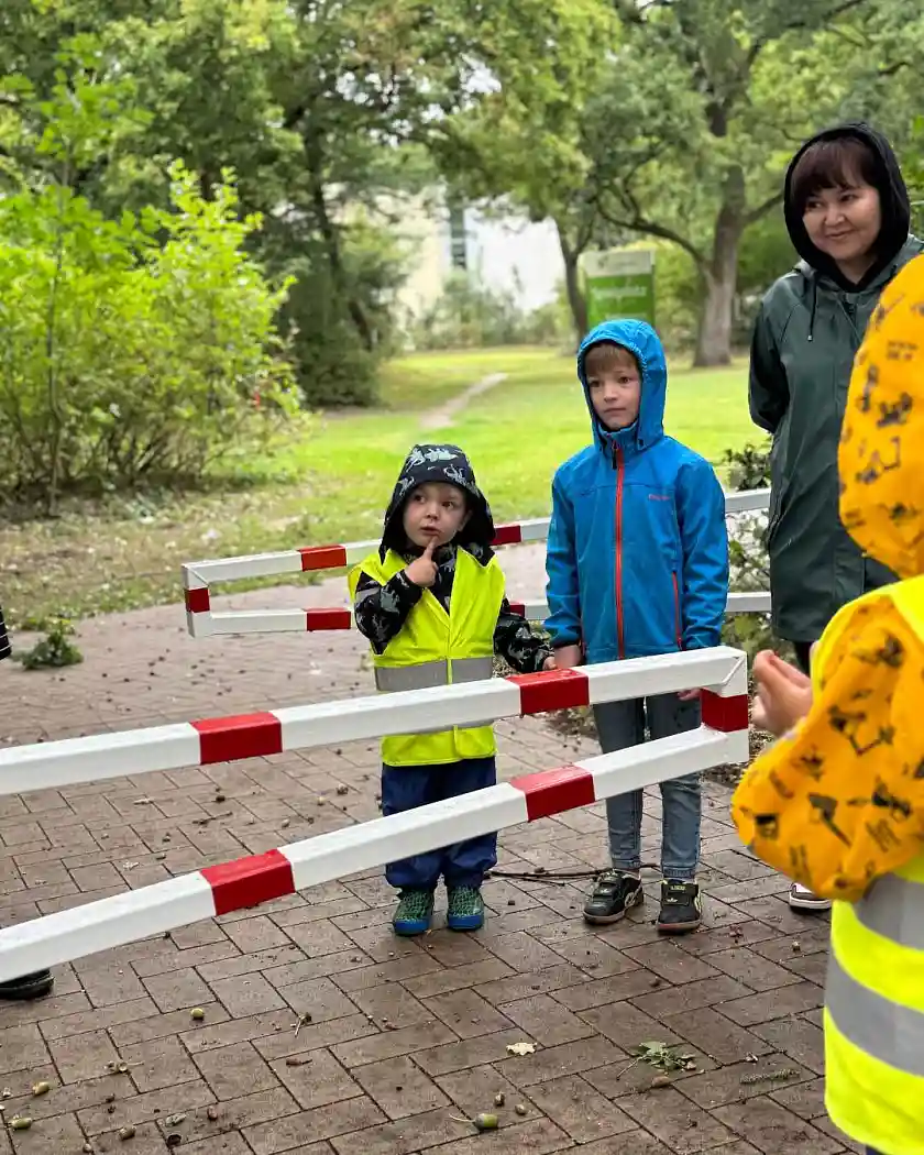 Baustellenbesuch: Kinder h&ouml;ren gespannt zu