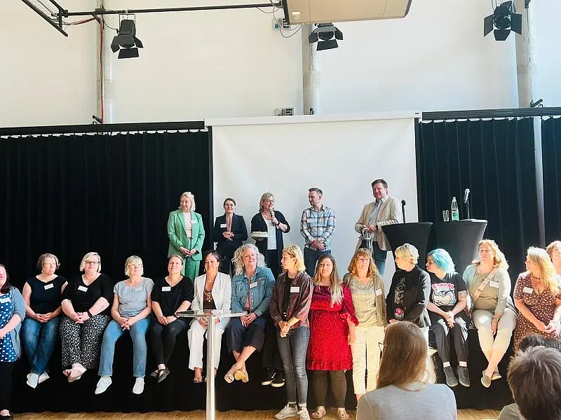 Gruppenfoto Schl&uuml;ssel&uuml;bergabe Bundesprogramm Sprach-Kitas