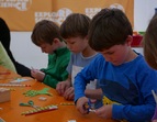 Workshop-Impression: Kinder schbeiden Strohhalme zu