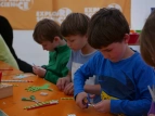 Workshop-Impression: Kinder schbeiden Strohhalme zu