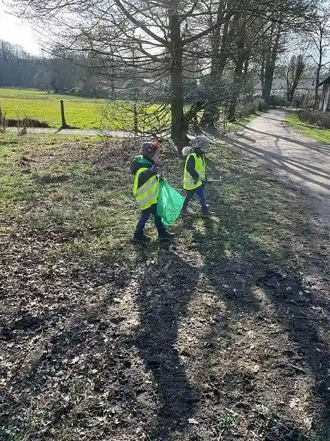 Zwei Kinder des Kinder- und Familienzentrums Sch&ouml;nebeck beim aufr&auml;umen am Aufr&auml;umtag 2023