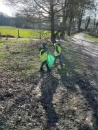 Zwei Kinder des Kinder- und Familienzentrums Schönebeck beim aufräumen am Aufräumtag 2023