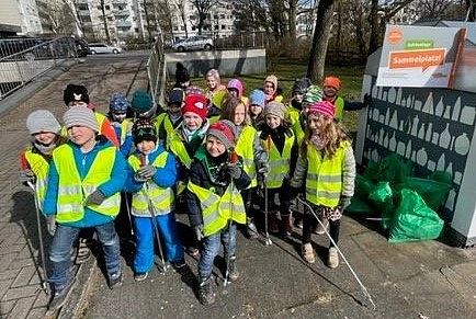 Kinder des Kinde- und Familienzentrums Sch&ouml;nebeck neben Container