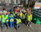 Kinder des Kinde- und Familienzentrums Schönebeck neben Container