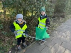 Aufräumaktion 2023 | Zwei Kinder beim Müllsammeln