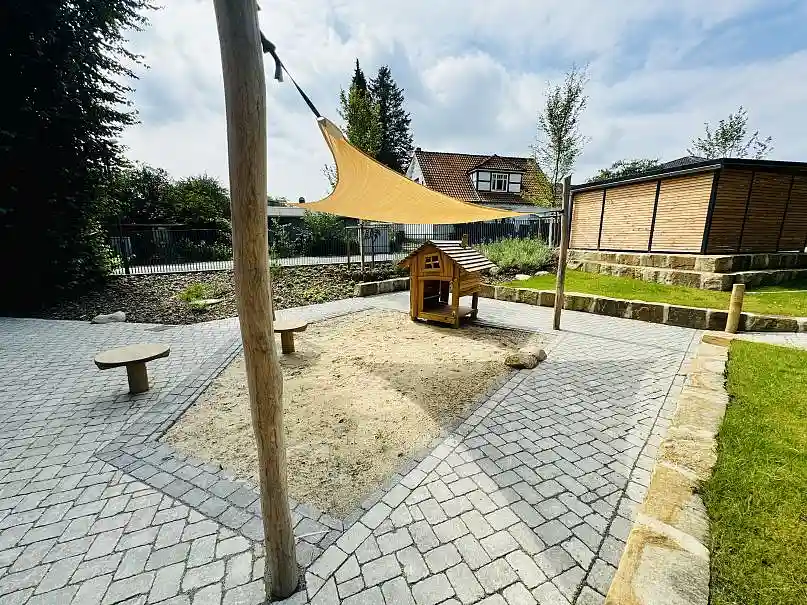 Kinder- und Familienzentrum Burgdamm: Spielh&auml;uschen Au&szlig;engel&auml;nde