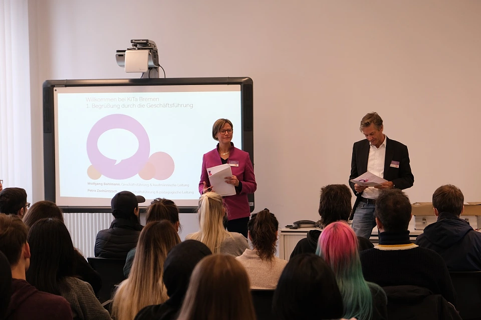 Begr&uuml;&szlig;ung neuer Lernender 2022: Vortrag der Gesch&auml;ftsf&uuml;hrung