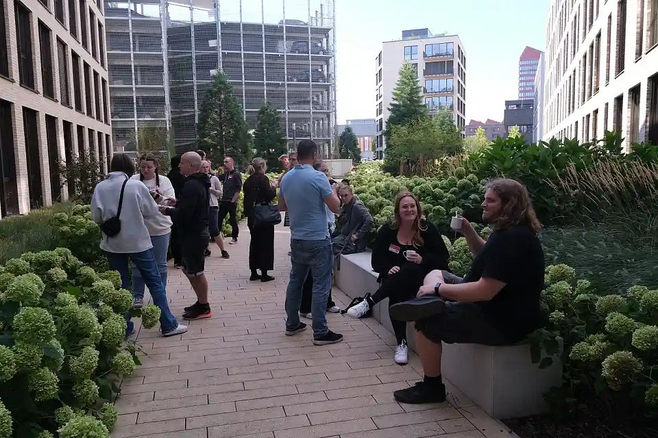 Begr&uuml;&szlig;ung neuer Mitarbeitender 2022: Vernetzung in der Pause