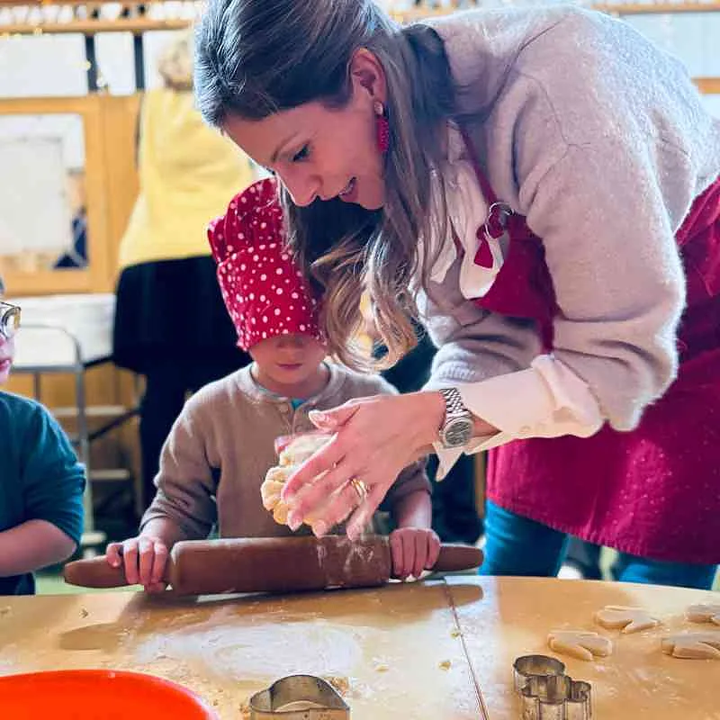 Staatsr&auml;tin backt mit Kindern im Kinder- und Familienzentrum Bei den drei Pf&auml;hlen