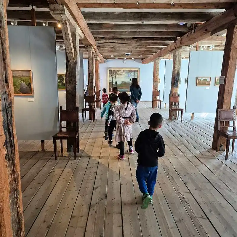 Kinder schlendern durch das Overbeck-Museum