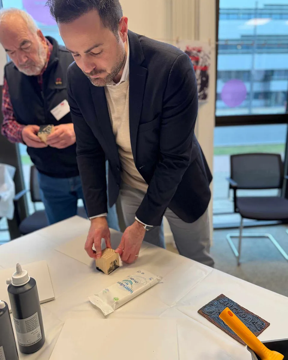 Neujahrsempfang 2025 | Besucher an Druckstation