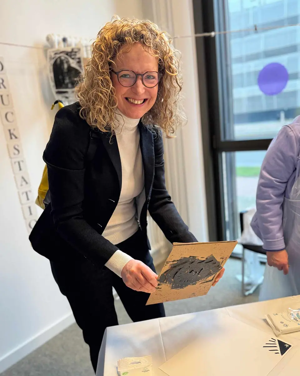 Neujahrsempfang 2025 | Besucherin an Druckstation