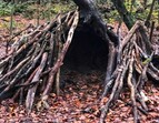 Eine weitere Aufgabe könnte sein, aus Ästen und Zweigen ein „Hütte“ zu bauen.
