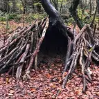 Eine weitere Aufgabe könnte sein, aus Ästen und Zweigen ein „Hütte“ zu bauen.