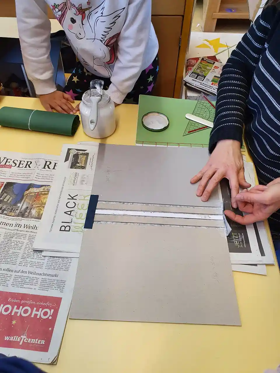 Kleben des Buchumschlages