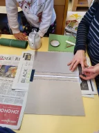 Kleben des Buchumschlages