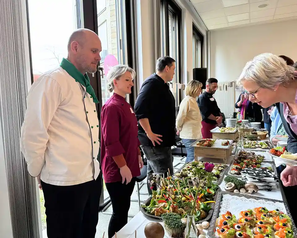 Neujahrsempfang 2025 | K&ouml;ch:innen am Buffet