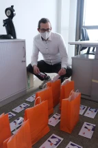 Mit der Hilfe fleißiger Helfer:innen füllen sich 89 Tüten 