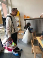 Vater mit Puppe und Kind im Prizessinenkleid