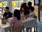 Vater im Kindergarten spielt mit seinen Kindern