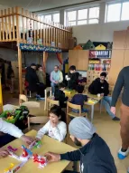 Väter spielen mit ihren Kindern