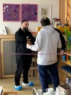 Väter unterhalten sich im Kindergarten