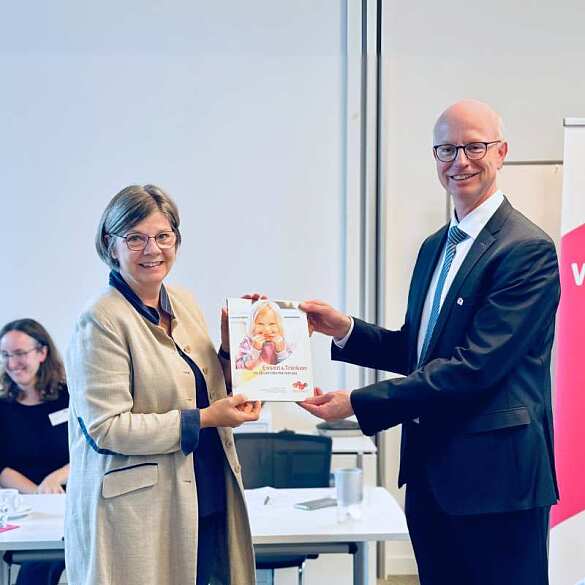Übergabe des neuen Ernährungskonzeptes: links Petra Stubakow, Referatsleitung Hauswirtschaft & Hygiene, rechts Uwe Kathmann, Geschäftsführer und kaufmännischer Leiter