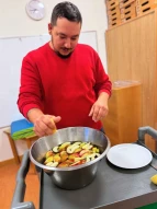 Erzieher presst Zitrone über Apfelstücke