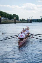 Team2 beim Abfahren vom Steg