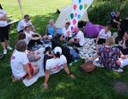 Gemeinsame Pause auf Picknickdecken