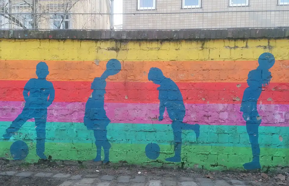 Friesenstra&szlig;e Aktion Mauergestaltung des Fu&szlig;ballplatzes