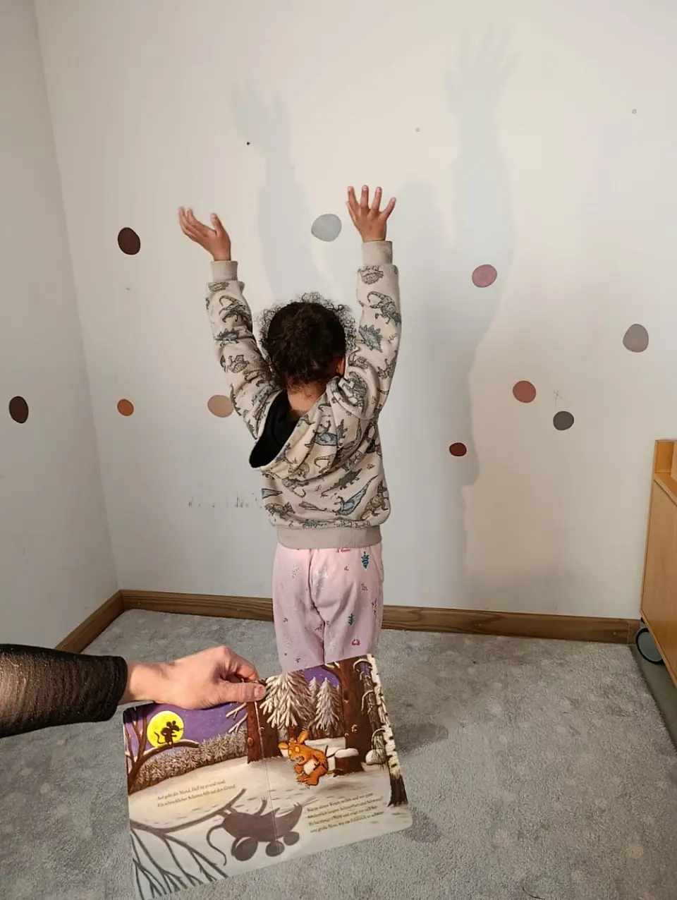 Vorlesewoche Ebenroder Stra&szlig;e: Schattenbild nach dem Vorbild des "Kleinen Gr&uuml;ffelo-Kindes"