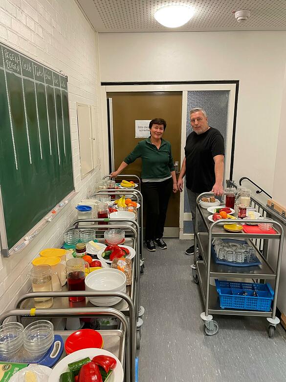 Wagen mit Frühstück, im Hintergrund das Küchenteam: Lydia Trupp und Wolfgang Stedtnitz.