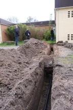 Graben zur Verlegung des Glasfaserkabels am KuFZ Osterhop