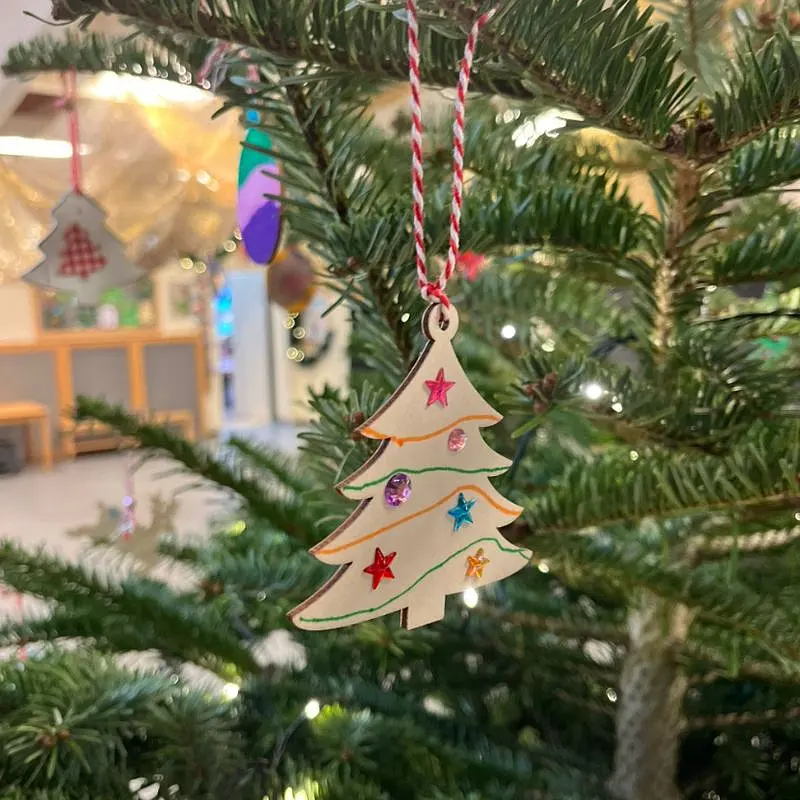 Weihnachtsschmuck im Kinder- und Familienzentrum Graub&uuml;ndner Stra&szlig;e